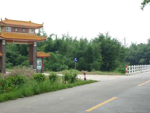 Railway Bridge Huang Village Bus Station 火車橋潢村站 taken by Yanying in 2008