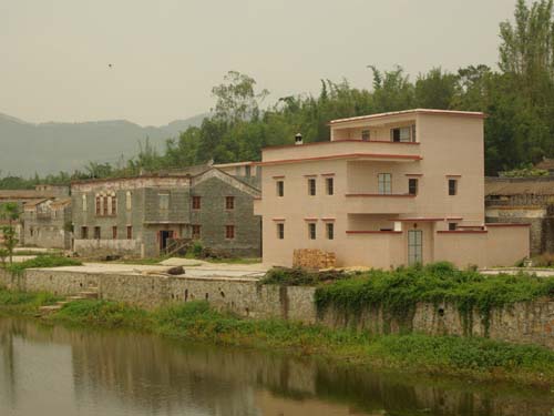 The house on the right is owned by 烱洪 Gēin Hũng Jiǒnghóng taken by Yanying in 2008