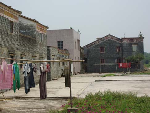 Drying clothing in the sun 村中 taken by Yanying in 2008